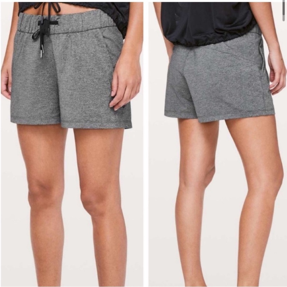 Lululemon On The Fly Short *2.5" in Heathered
Black gray size two (2)